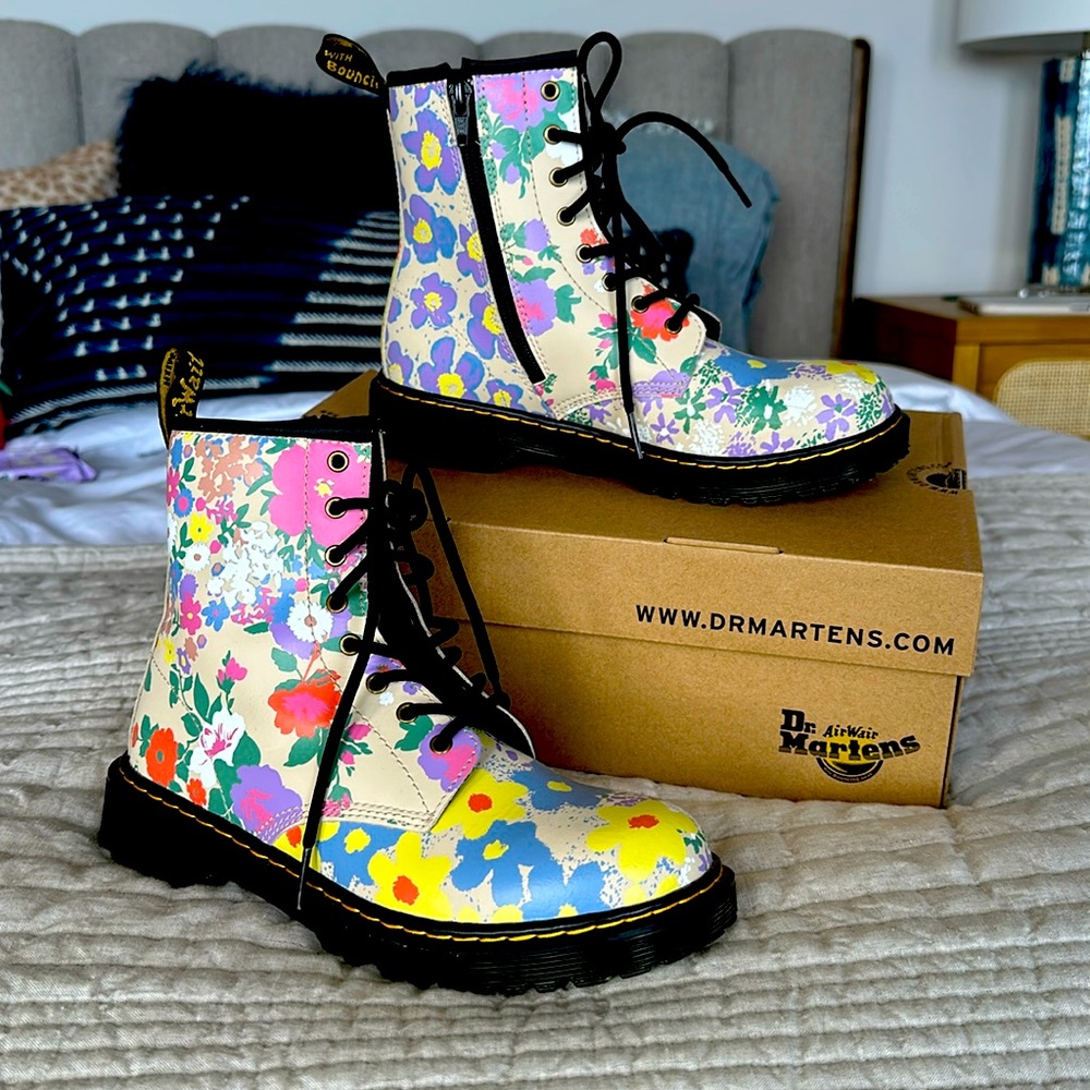 Great condition worn once. Dr Martens floral pattern